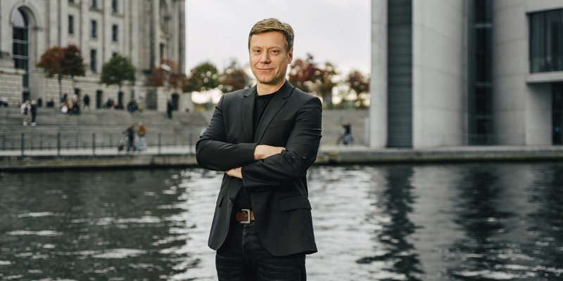 Martin Schirdewan steht vor dem Bundestag