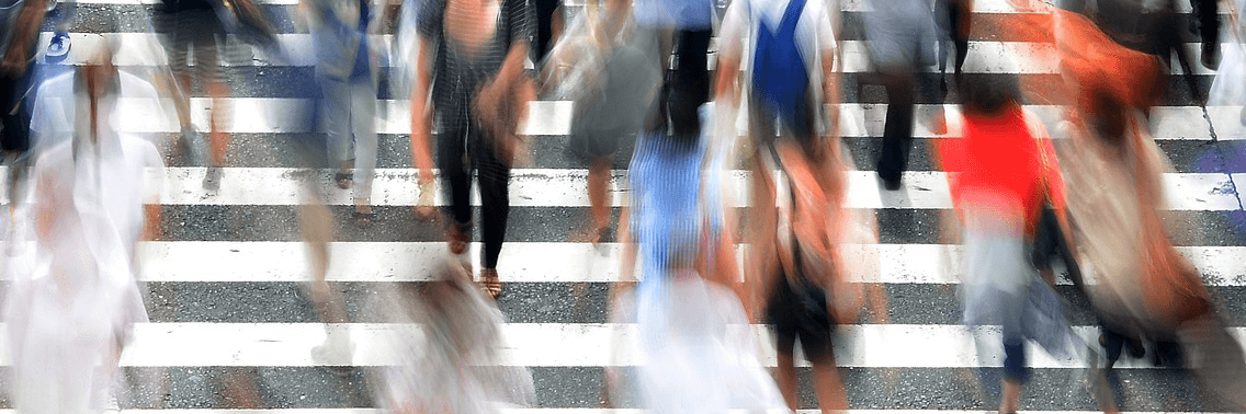 Fußgänger laufen über Zebrastreifen
