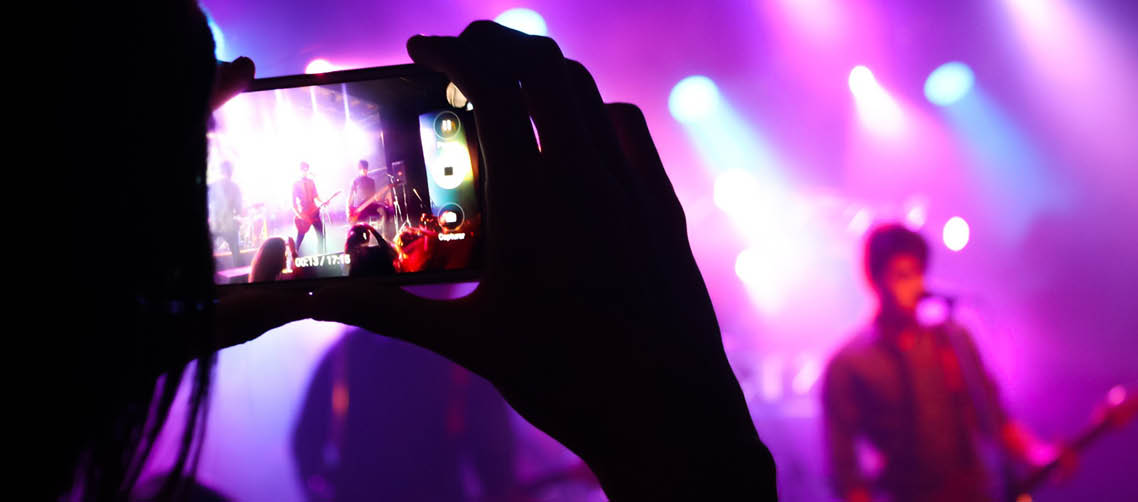 Konzert wird mit Smartphone aufgenommen