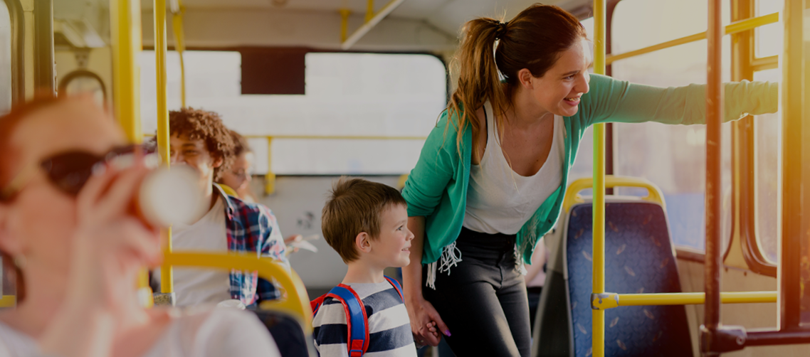 Mutter mit Kind im Bus
